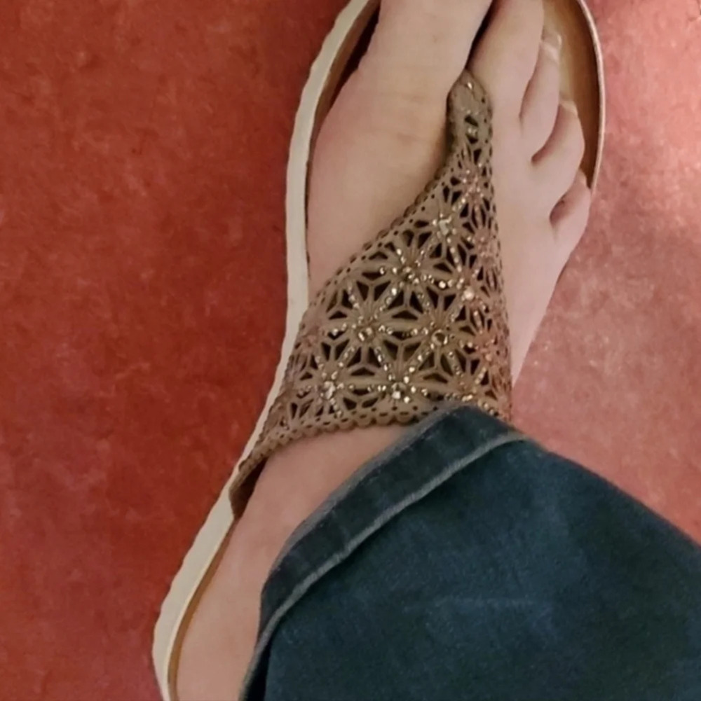 NuvoBella Italian Leather Jeweled Thong Sandals EU 40 US 10 Taupe Rhinestone - Picture 6 of 8